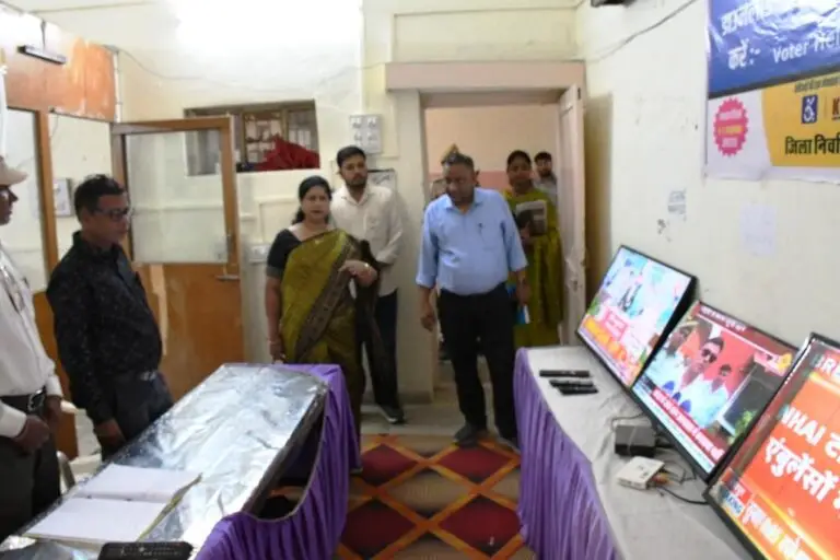 चुनाव पर्यवेक्षक ने किया मीडिया सेंटर का अवलोकन