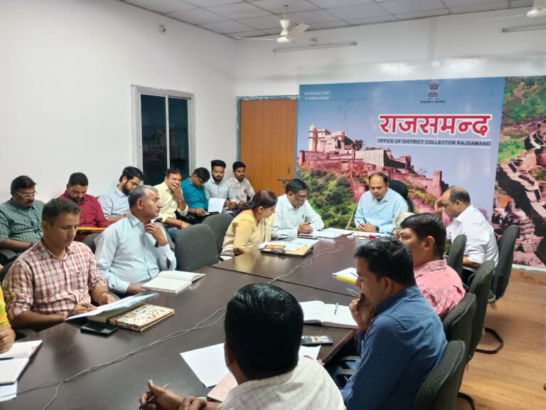 कलेक्ट्रेट के वीसी कक्ष में संपर्क पोर्टल की समीक्षा बैठक