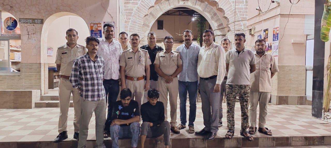 दो मुख्य आरोपियों को मौके पर ही दबोचा