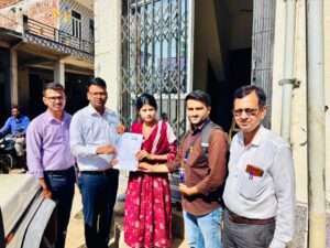 बीएलओ ने जिले बीएलओ ने जिले के सभी घर-घर जाकर गणना पत्र का वितरण किया